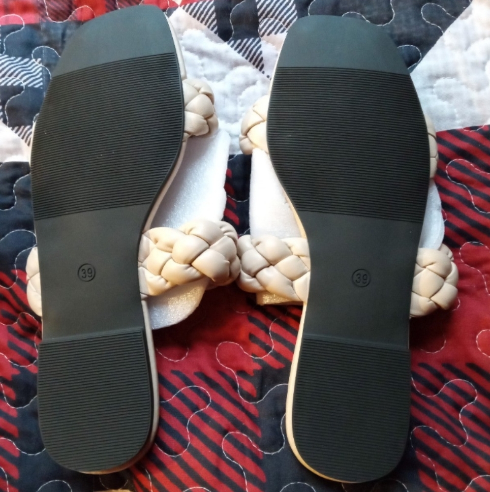 Sandals NWOT - Picture 2 of 2
